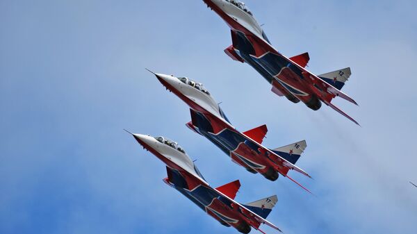 Пилотажная группа Стрижи на истребителях МиГ-29 выступает на авиационном празднике в честь Дня Победы в Кубинке