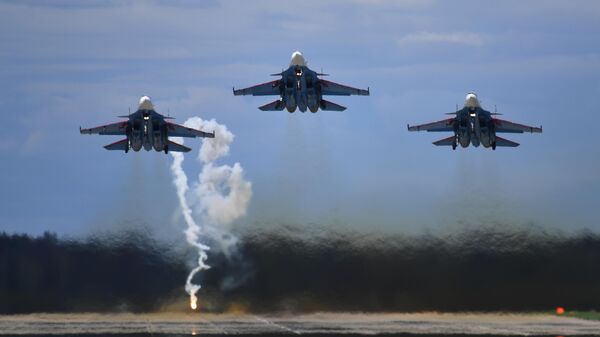 Пилотажная группа Русские витязи на истребителях Су-30СМ выступает на авиационном празднике в честь Дня Победы в Кубинке
