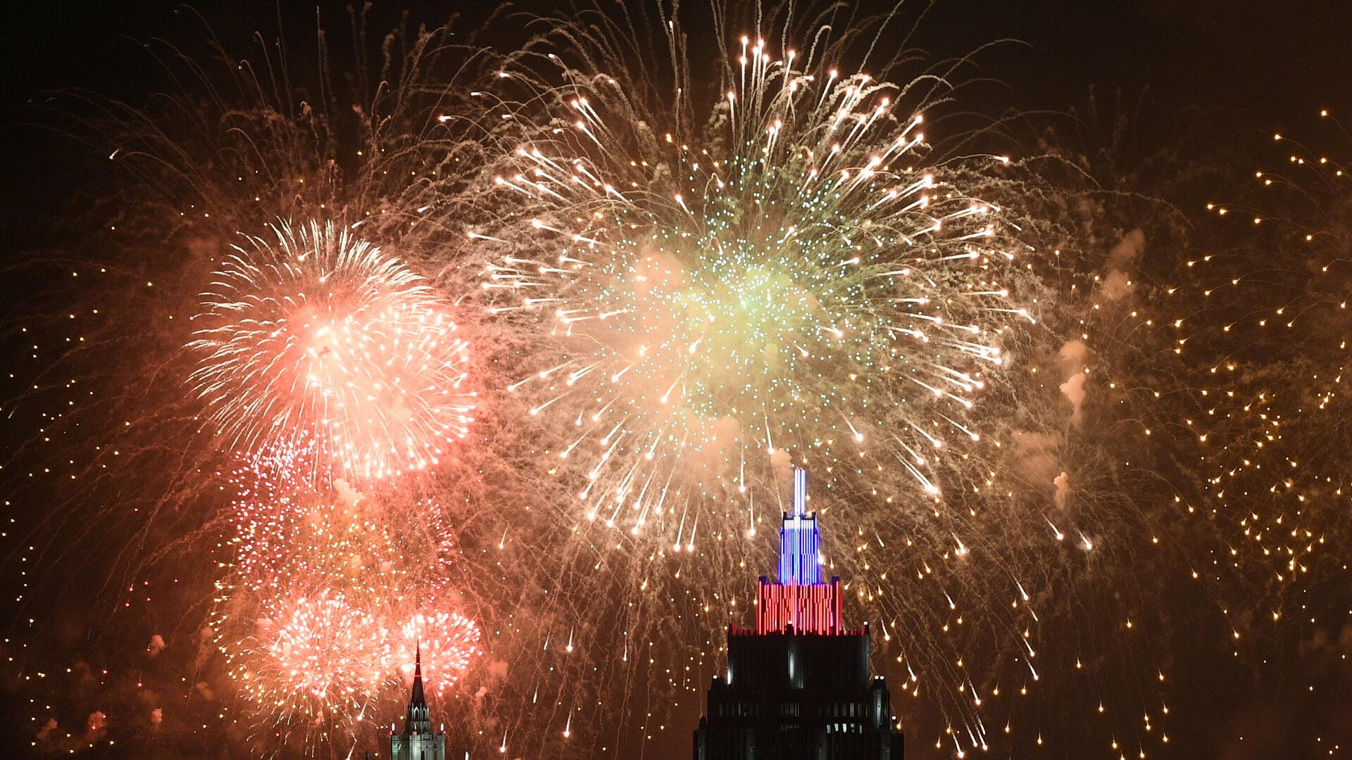 Салют в Москве в честь 75-летия Победы - РИА Новости, 1920, 08.05.2021