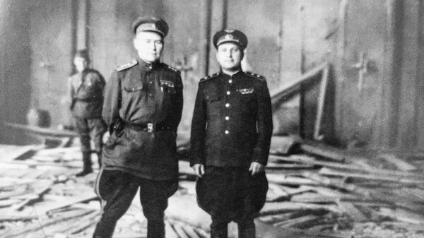 К.А. Вершинин (слева) в разгромленном кабинете Гитлера