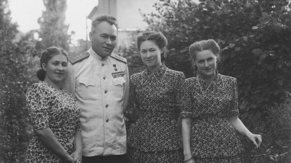 К.А. Вершинин с семьёй: жена Валентина (слева), дочери Елена (в центре) и Инна.