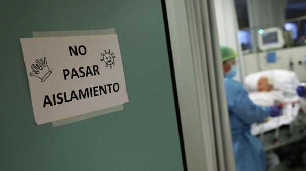 Надпись Не входите, изоляция в палате отделения неотложной помощи в больнице в Мадриде, Испания