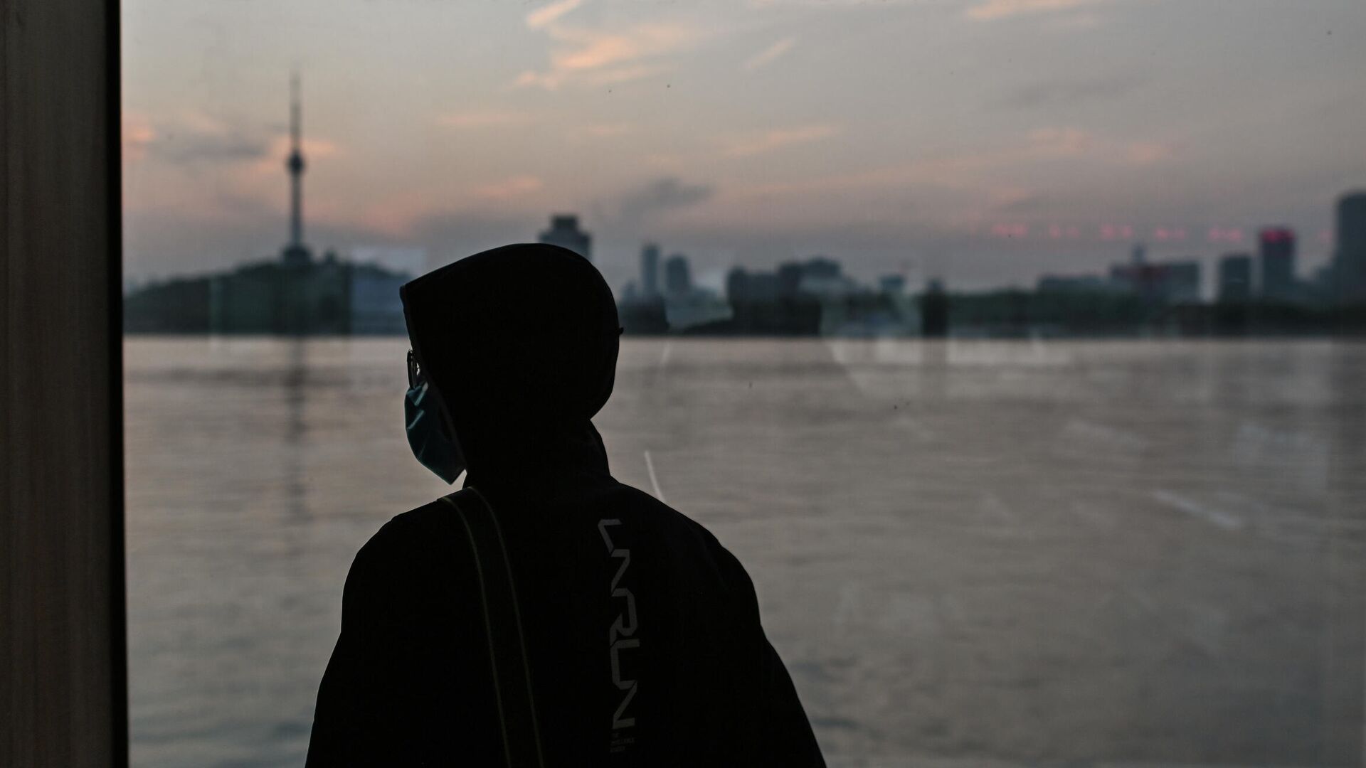 Человек в маске едет на пароме через реку Янцзы в Ухане, Китай - РИА Новости, 1920, 28.09.2020