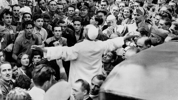Папа Пий XII выступает перед жителями Рима. 15 октября 1943