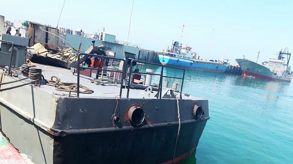 Вспомогательное судно Конарак Военно-морских сил Ирана, которое было повреждено во время учений в Оманском заливе, пришвартовано у одной из военно-морских баз в Иране