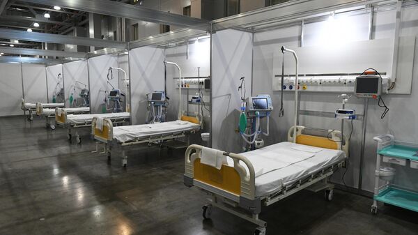 Палаты во временном госпитале для пациентов с COVID-19