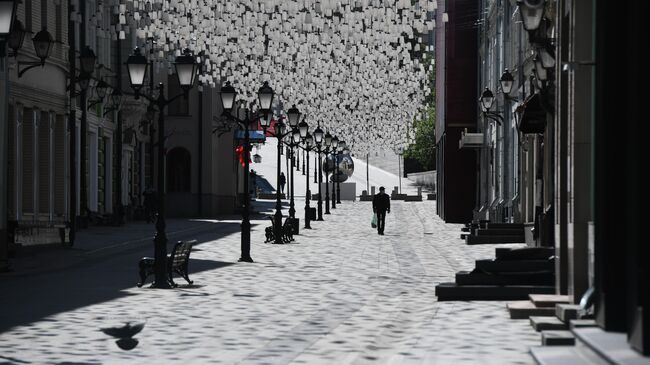 Прохожий в Столешниковом переулке в Москве