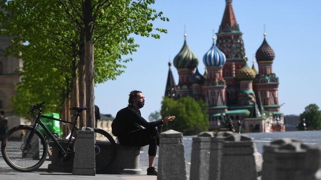 Мужчина на Красной площади в Москве во время режима самоизоляции жителей