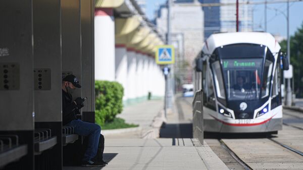 Мужчина на трамвайной остановке Метро ВДНХ в Москве во время режима самоизоляции жителей