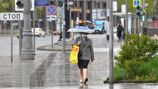 Женщина под зонтом на улице Зацепский Вал в Москве