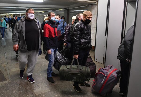 Пассажиры на станции Комсомольская Московского метрополитена