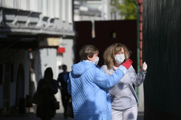 Женщины в медицинских масках и перчатках на одной из улиц в Москве