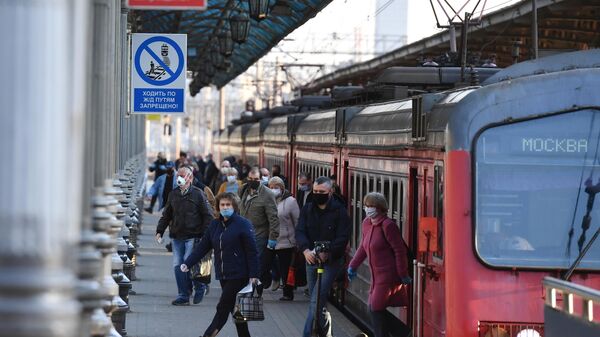 Пассажиры на платформе Ярославского вокзала в Москве