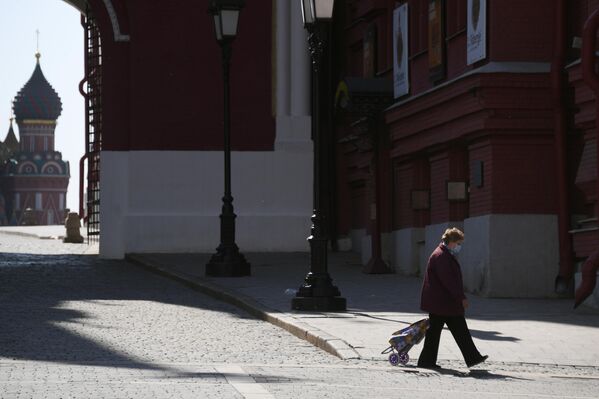 Женщина возле Воскресенских ворот в Москве