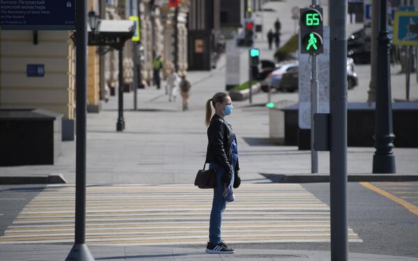 Девушка на пешеходном переходе в Москве