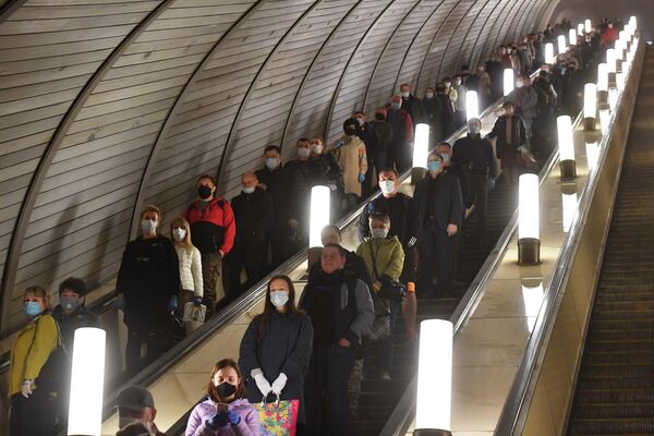 Пассажиры спускаются на эскалаторе станции Курская Московского метрополитена