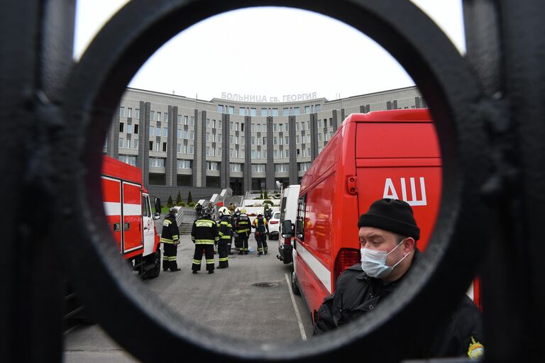 Сотрудники МЧС на месте пожара в больнице Святого Георгия в Санкт-Петербурге