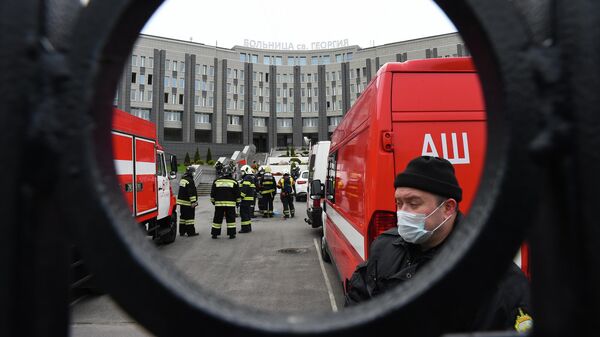 Сотрудники МЧС на месте пожара в больнице Святого Георгия в Санкт-Петербурге