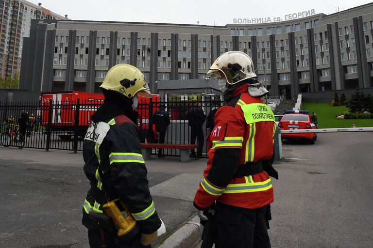 Сотрудники МЧС на месте пожара в больнице Святого Георгия в Санкт-Петербурге