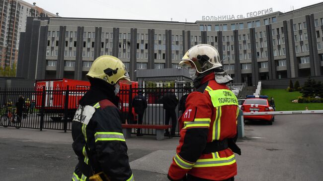 Сотрудники МЧС на месте пожара в больнице Святого Георгия в Санкт-Петербурге