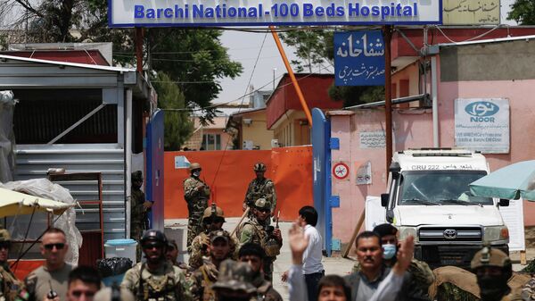 Военные у больницы в Кабуле, на которую напали боевики. 12 мая 2020