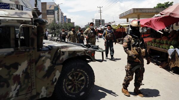 Военные у больницы в Кабуле, на которую напали боевики