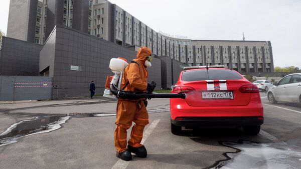 Сотрудник МЧС в защитном снаряжении на месте пожара в больнице Святого Георгия в Санкт-Петербурге