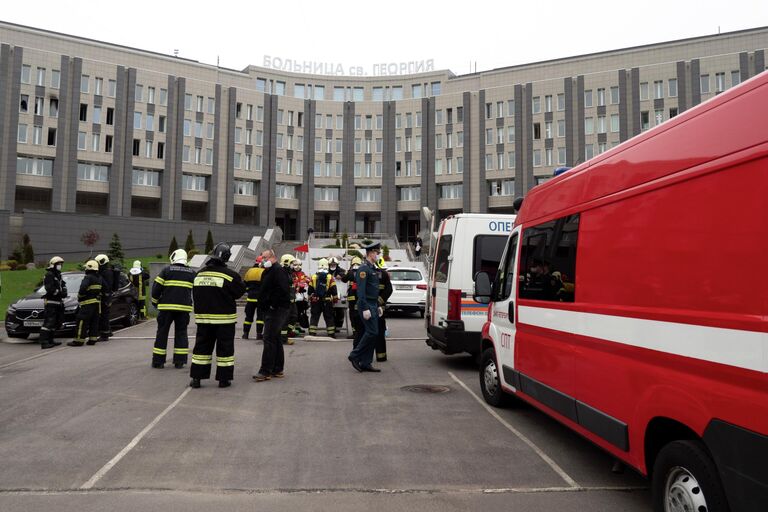 Сотрудники МЧС на месте пожара в больнице Святого Георгия в Санкт-Петербурге