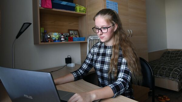 Девушка печатает на ноутбуке