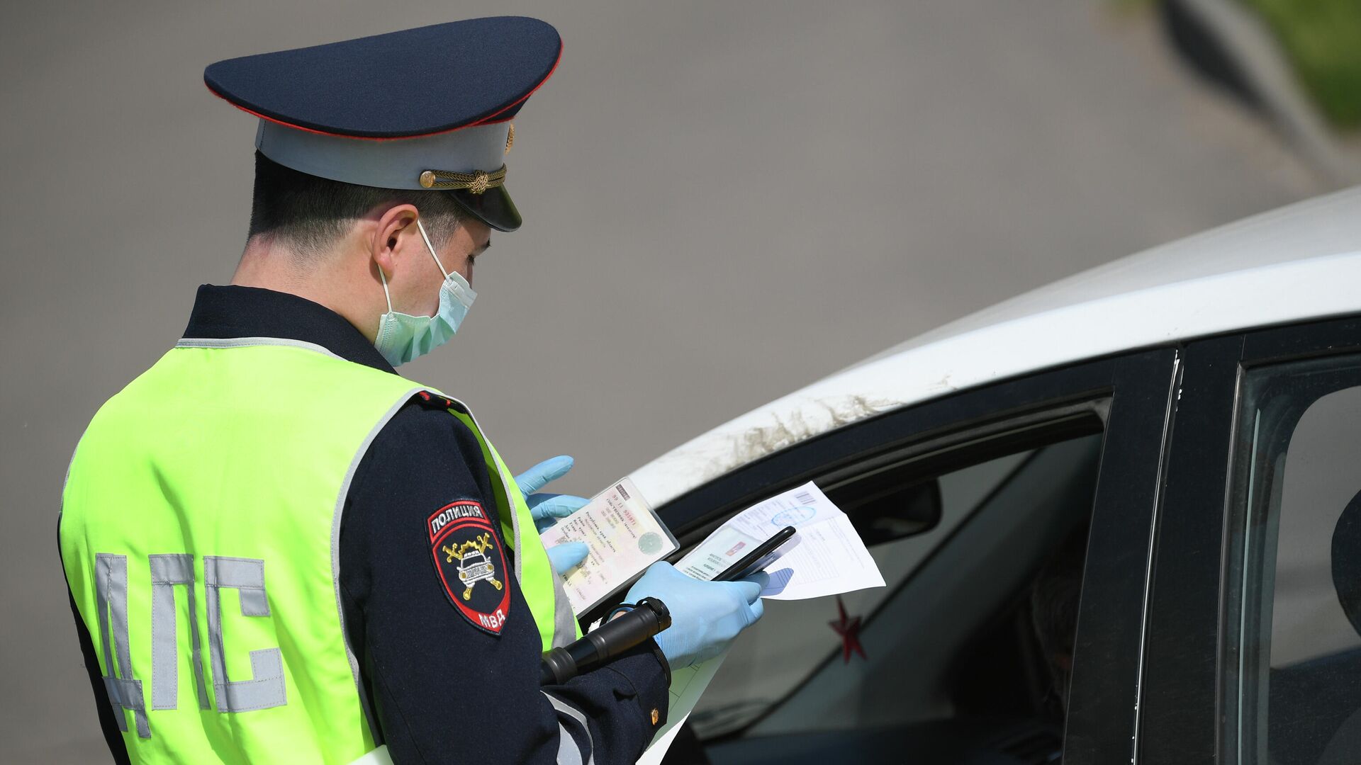 Инспектор дорожно-патрульной службы на одной из улиц в Москве - РИА Новости, 1920, 01.05.2021