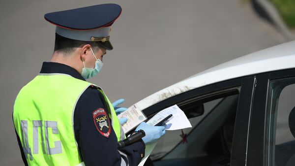 Инспектор дорожно-патрульной службы на одной из улиц в Москве