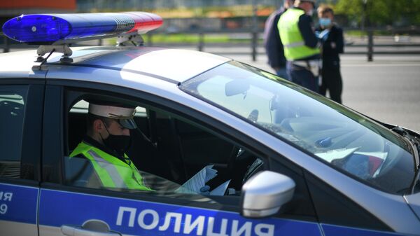 Инспекторы дорожно-патрульной службы на одной из улиц в Москве