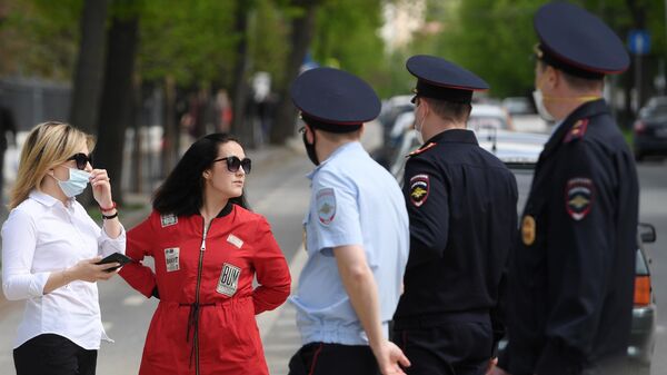 Девушки и сотрудники полиции в Казани
