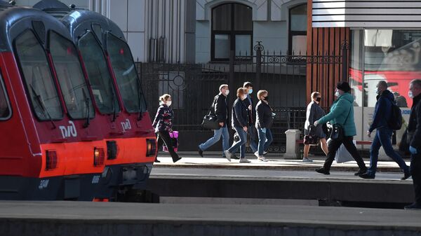 Пассажиры на платформе Казанского вокзала в Москве