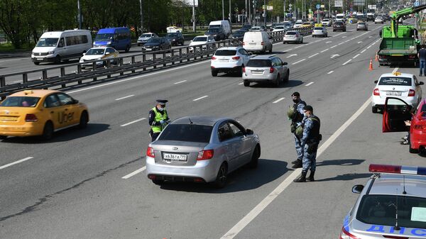 Инспектор дорожно-патрульной службы и сотрудники Росгвардии на одной из улиц в Москве