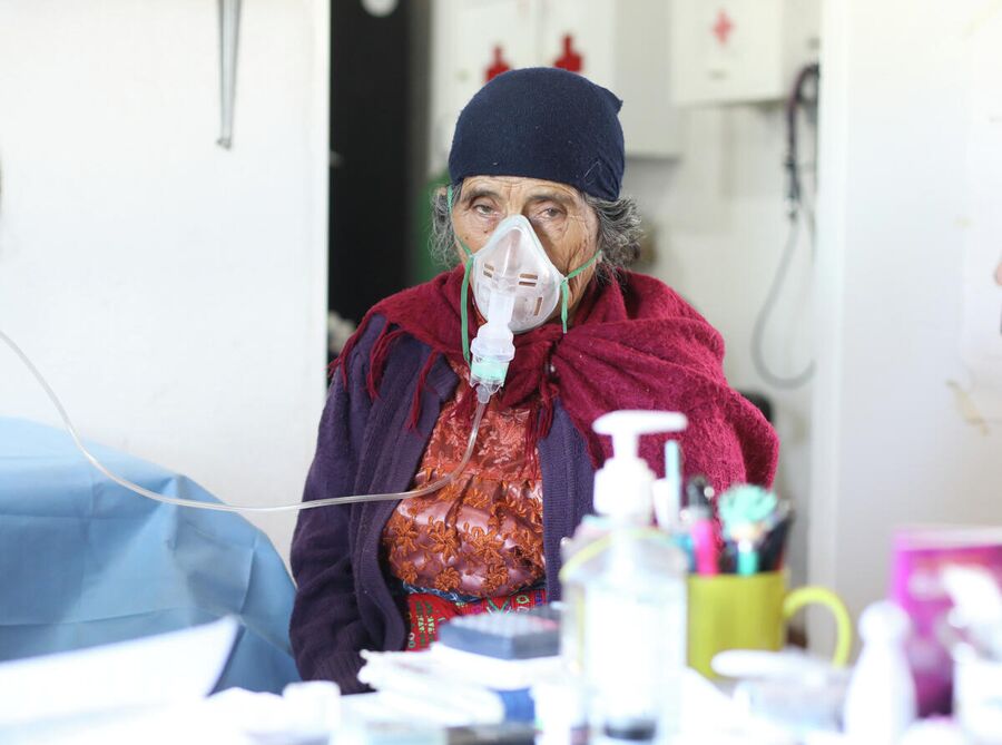Пожилая женщина с бронхиальной астмой ингалируется