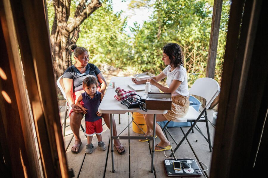 Обычный прием врача в Никарагуа до того, как достроилась клиника