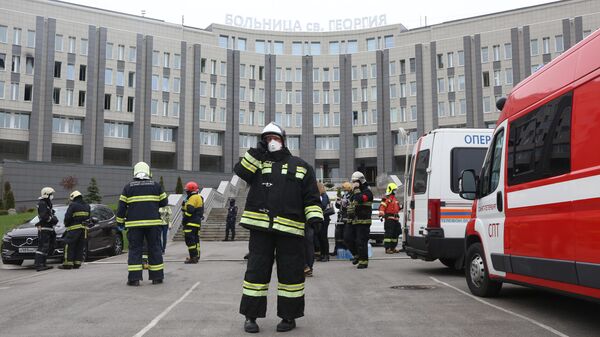 Сотрудники МЧС у больницы Святого Георгия в Санкт-Петербурге, где произошел пожар