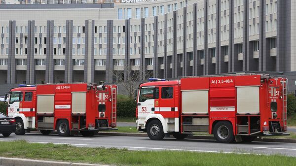 Машины противопожарной службы у больницы Святого Георгия в Санкт-Петербурге