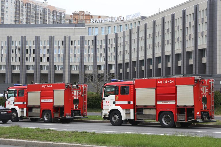 Машины противопожарной службы у больницы Святого Георгия в Санкт-Петербурге