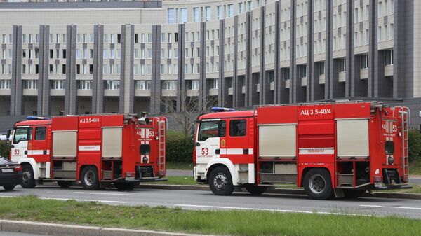 Машины противопожарной службы у больницы Святого Георгия в Санкт-Петербурге