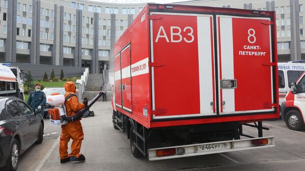 Машина противопожарной службы у больницы Святого Георгия в Санкт-Петербурге