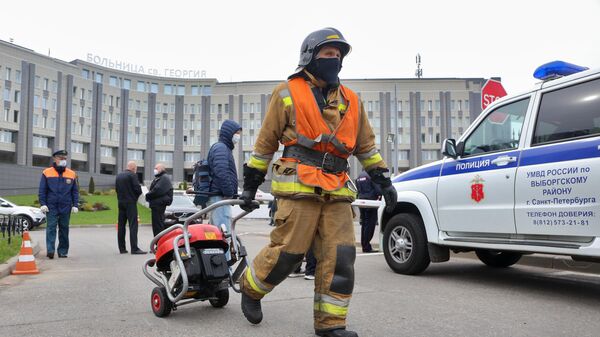 Сотрудники МЧС и полиции у больницы Святого Георгия в Санкт-Петербурге