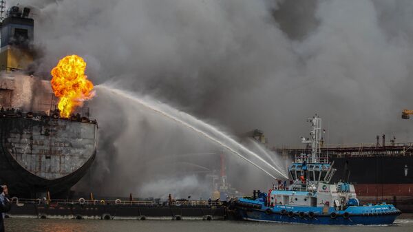 Нефтяной танкер горит в порту Белаван, Индонезия
