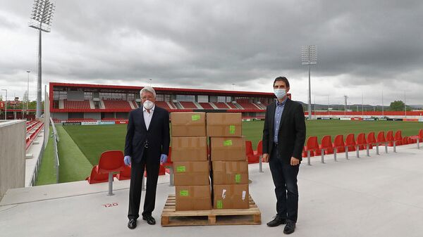Благотворительный фонд футбольного клуба Атлетико Мадрид передает 20 тысяч медицинских масок мэру города Алькала-де-Энарес Хавьеру Родригесу для борьбы с COVID-19
