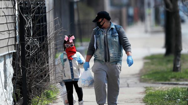 Мужчина с дочерью возвращаются домой после окончания занятий в школе на юге Чикаго, США