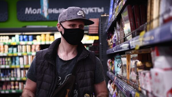 Покупатель в продуктовом магазине в Москве