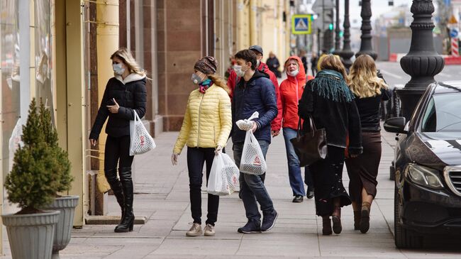 Люди на Невском проспекте в Санкт-Петербурге