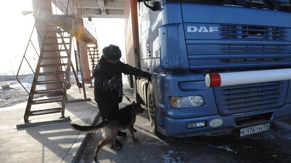 Осмотр автомобиля с собакой на многостороннем автомобильном пункте пропуска на российско-китайской границе