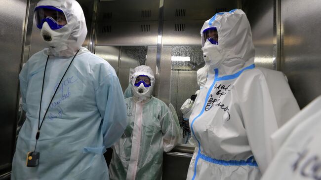 Медицинские работники в стационаре для больных с коронавирусной инфекцией на базе Тверской областной клинической больницы
